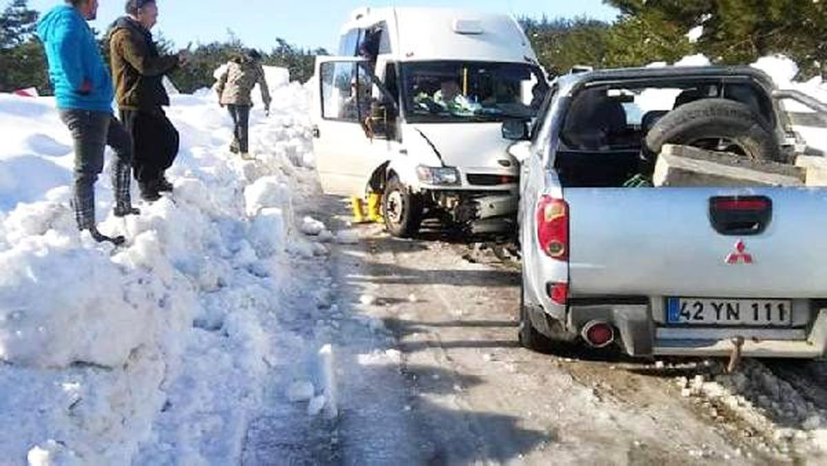 Servis minibüsü ile kamyonet çarpıştı: 6\'sı öğretmen 8 yaralı