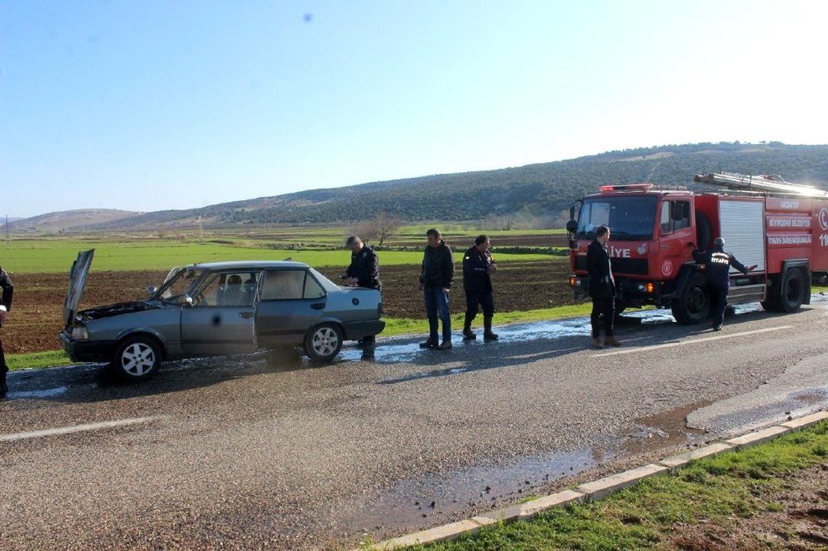 Seyir halindeki aracın motoru yandı