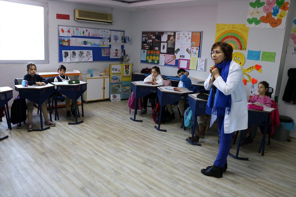 Sokak hayvanlarının bakım masrafları için öğretmenliğe döndü