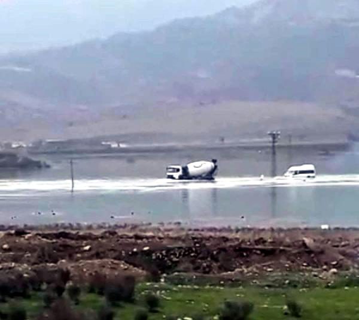 Su altında kalan köprüden geçmeye çalışan sürücüler mahsur kaldı