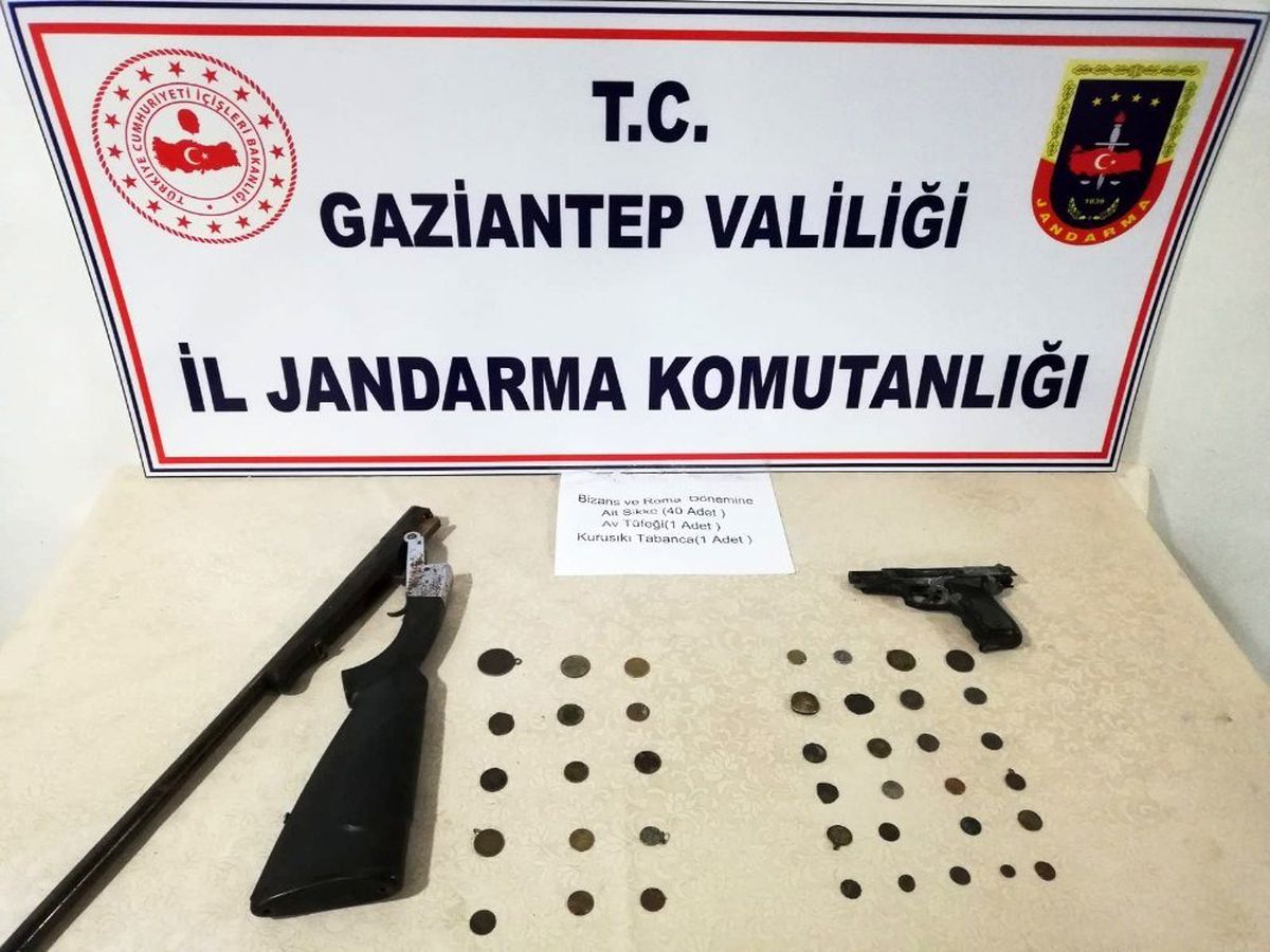 Şüphe üzerine durdurulan araçta tarihi sikkeler ele geçirildi