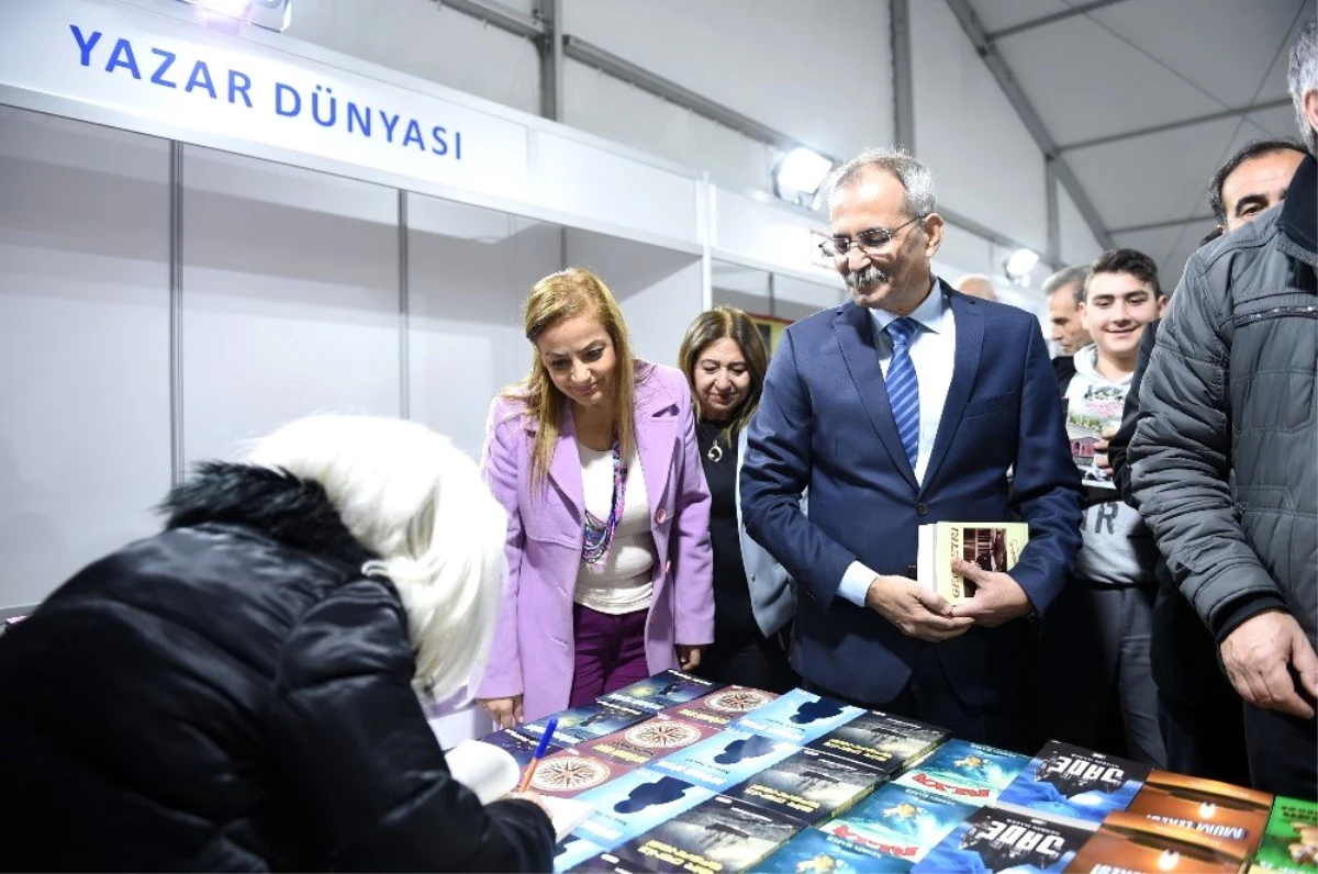 Tarsus Kitap Fuarı\'na ilk günden yüzlerce ziyaretçi akın etti