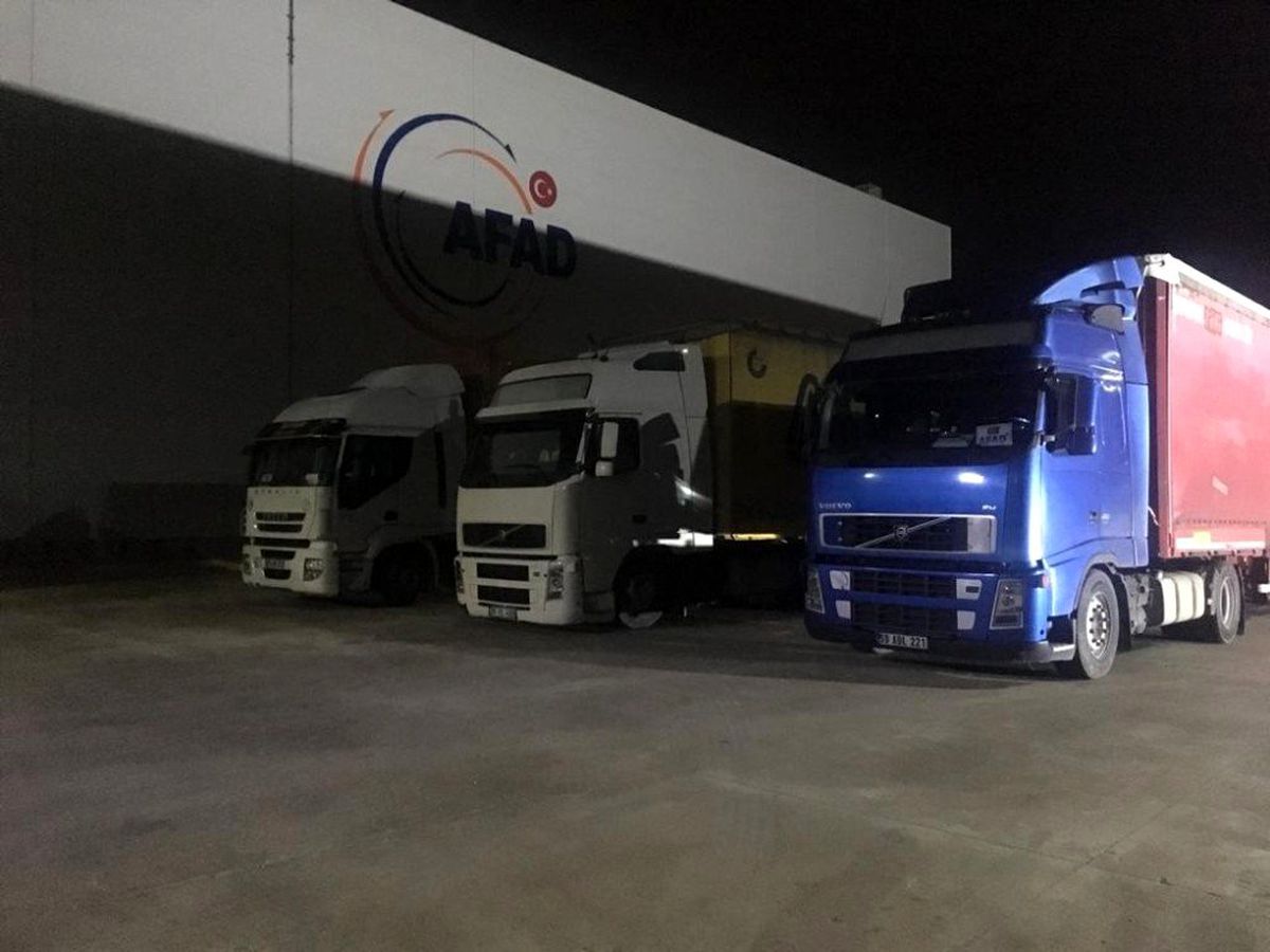 Tekirdağ\'dan Arnavutluk\'a 3 tır çadır gönderildi