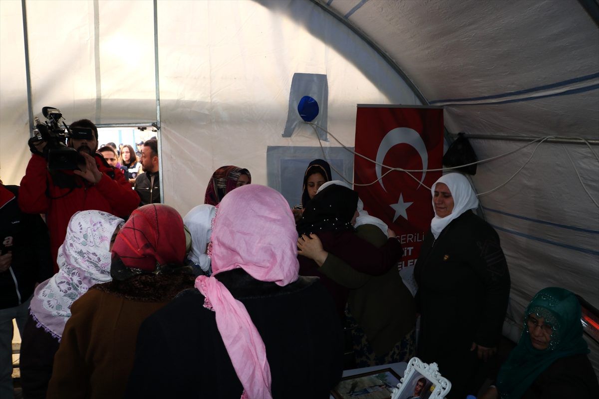 Torununa kavuşmanın sevincini oturma eylemi yapan annelerle paylaştı