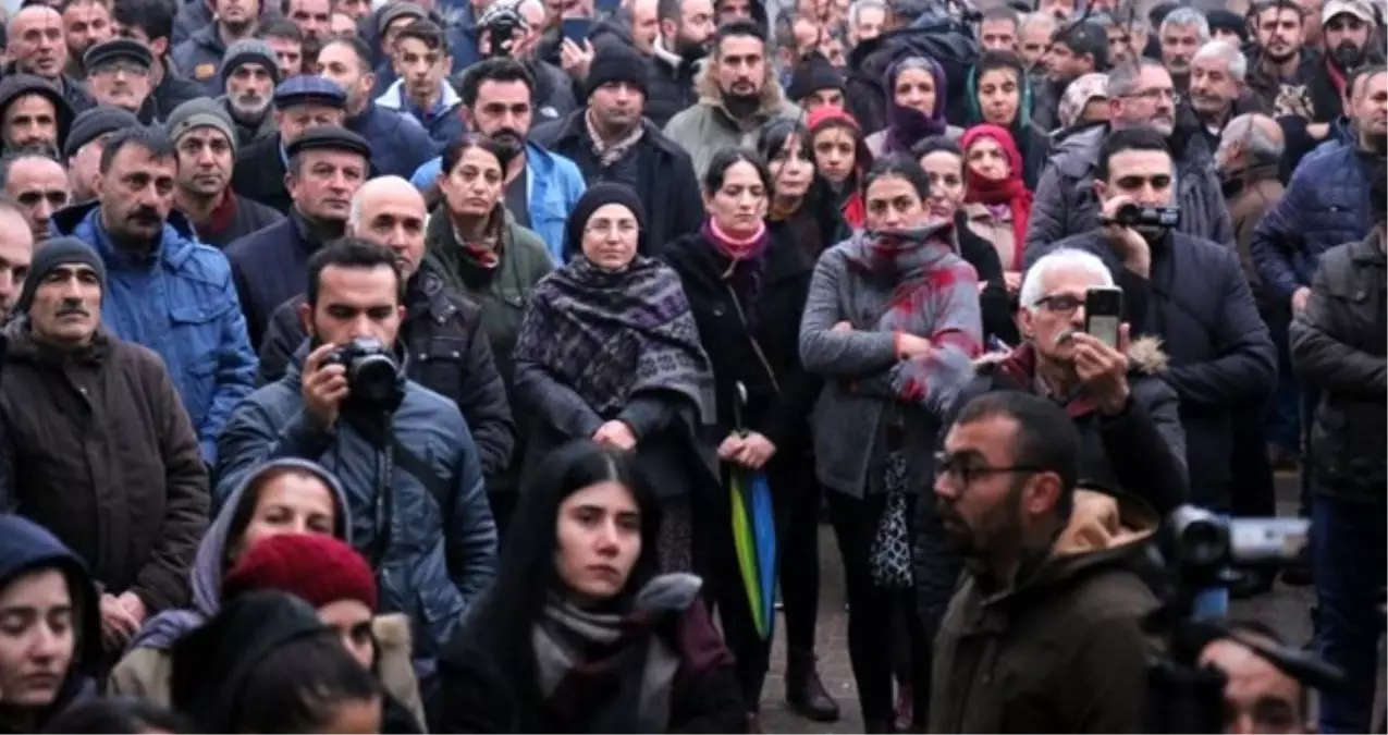 Tunceli\'de ilçeyi sokağa döken cinsel istismar şüphelisi kendisini ağaca astı