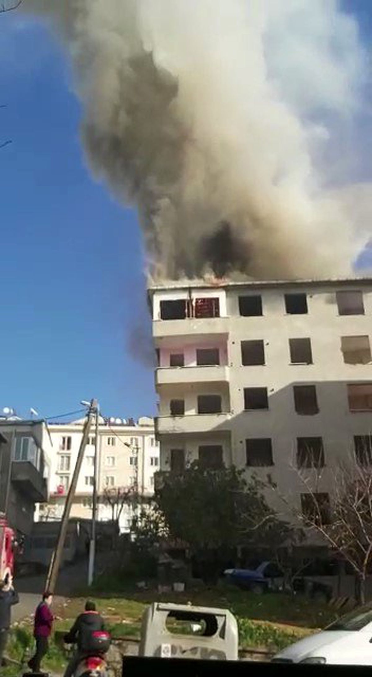 Tuzla\'da inşaatın çatısında yangın