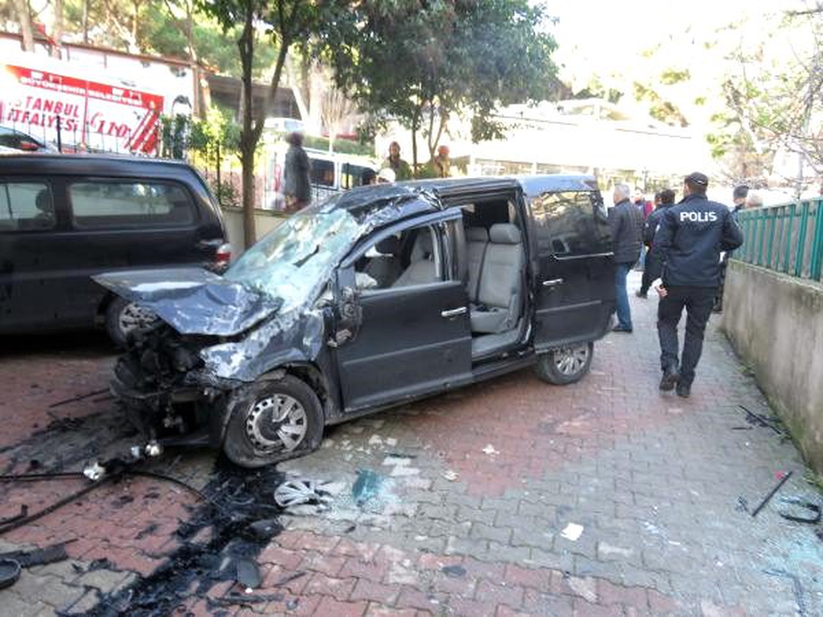 Üsküdar\'da otomobil işyerinin duvarına çarptı: 2 yaralı (1)
