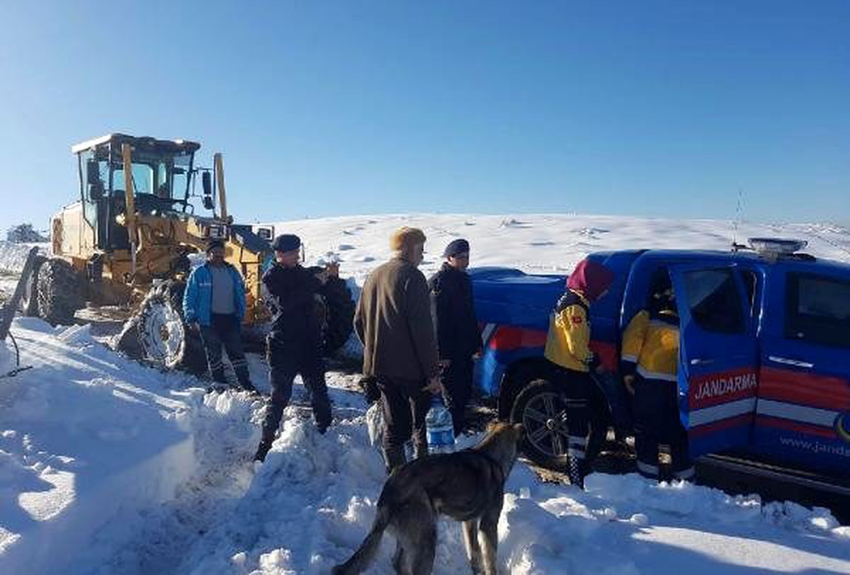Yolu kardan kapanan yaylada rahatsızlandı, jandarma kurtardı