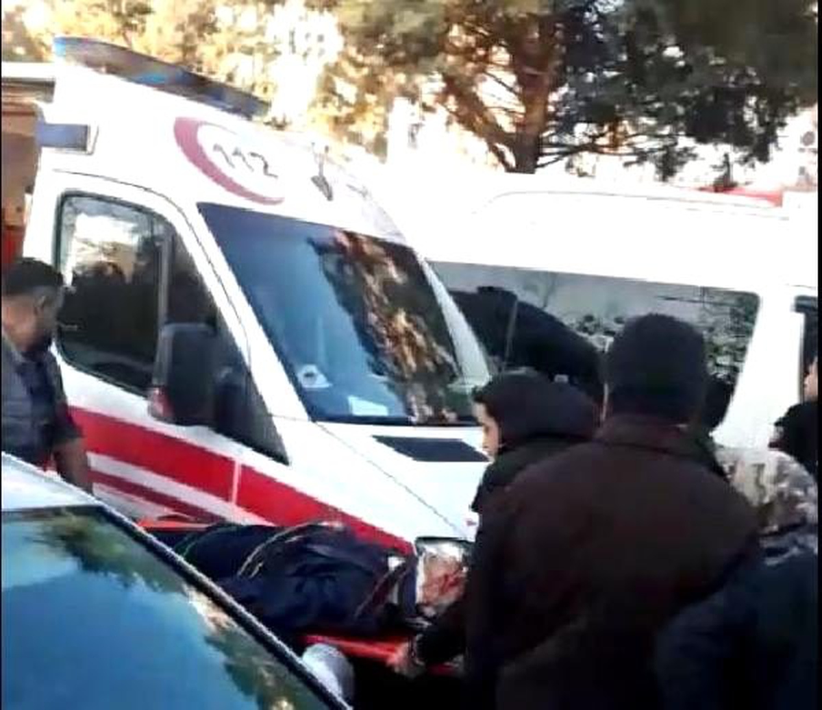 Yolun karşısına geçmeye çalışan kişiye otomobil çarptı