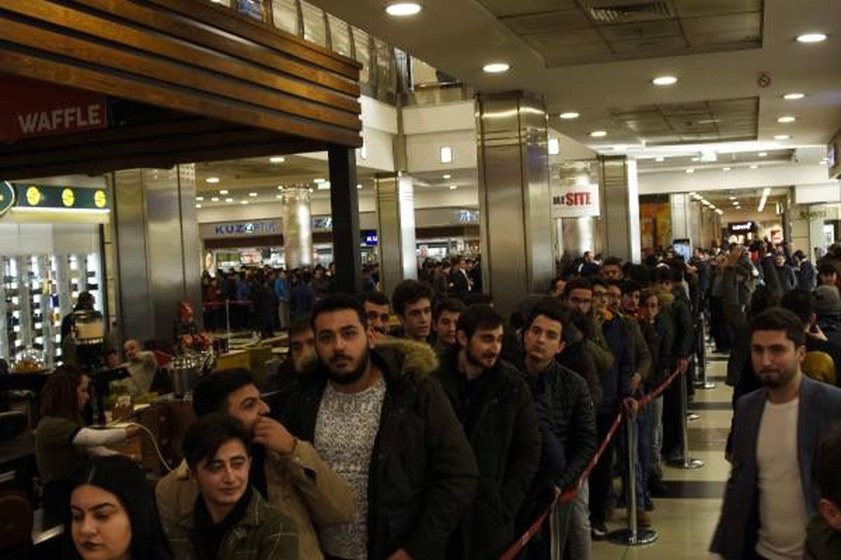 Açılışı yapılan teknoloji mağazasına akın ettiler