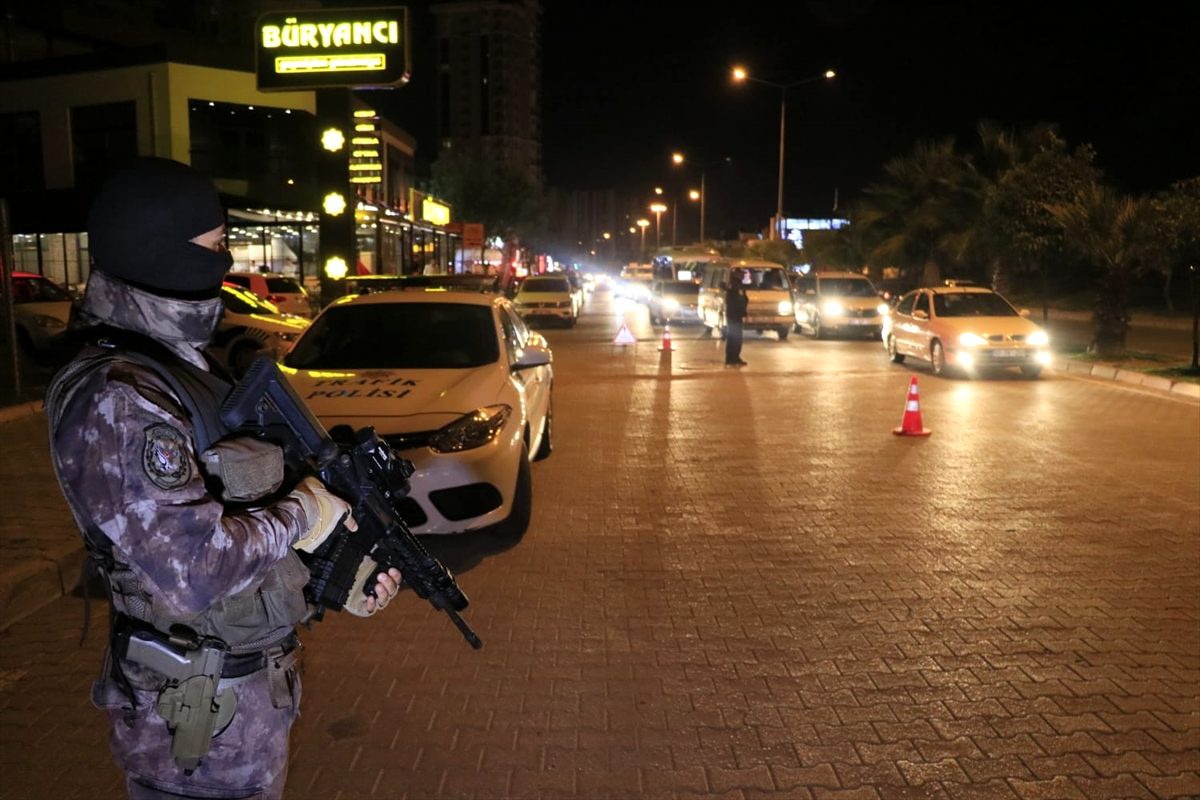 Adana\'da helikopter destekli asayiş uygulamasında, aranan 42 şüpheli yakalandı