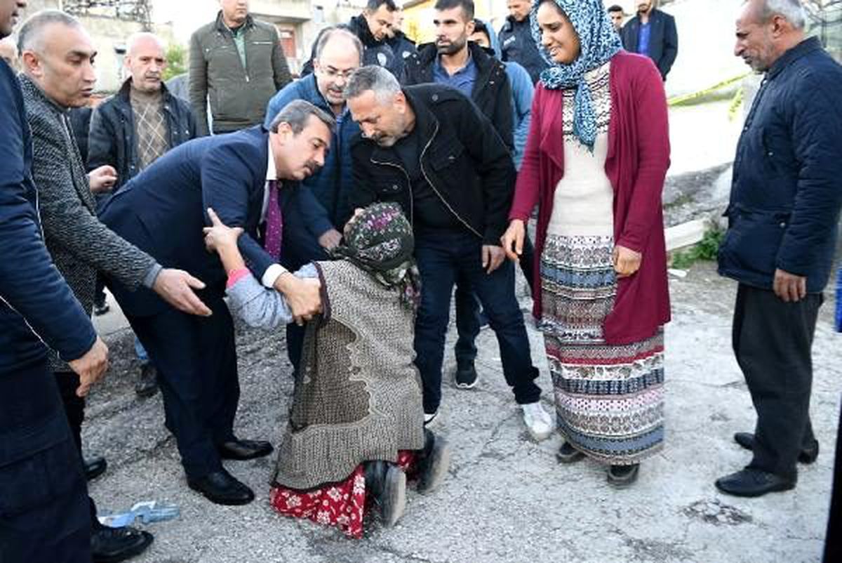 Ağır hasarlı binalarının yıkılmaması için direndiler