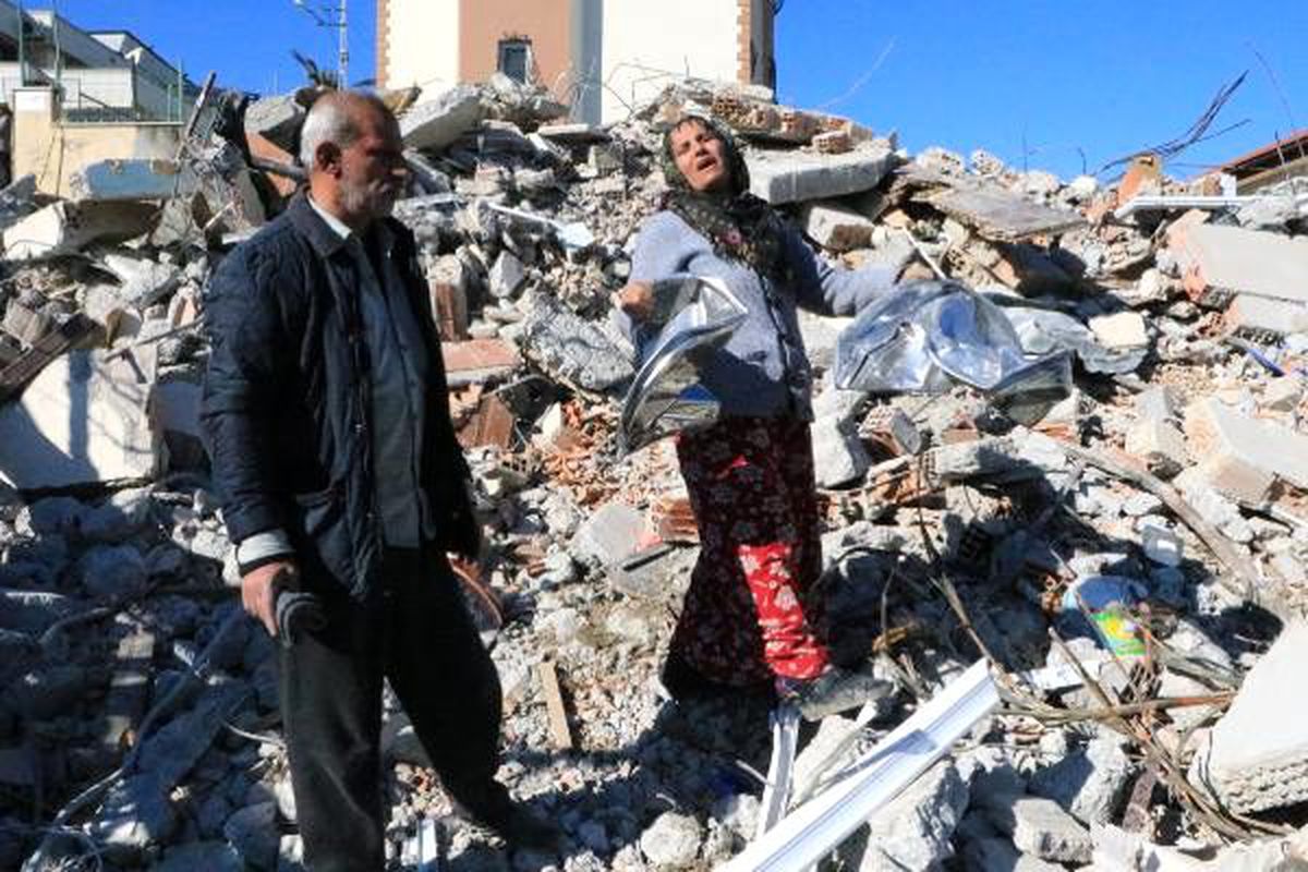 Ağır hasarlı binalarının yıkılmaması için direndiler (2)