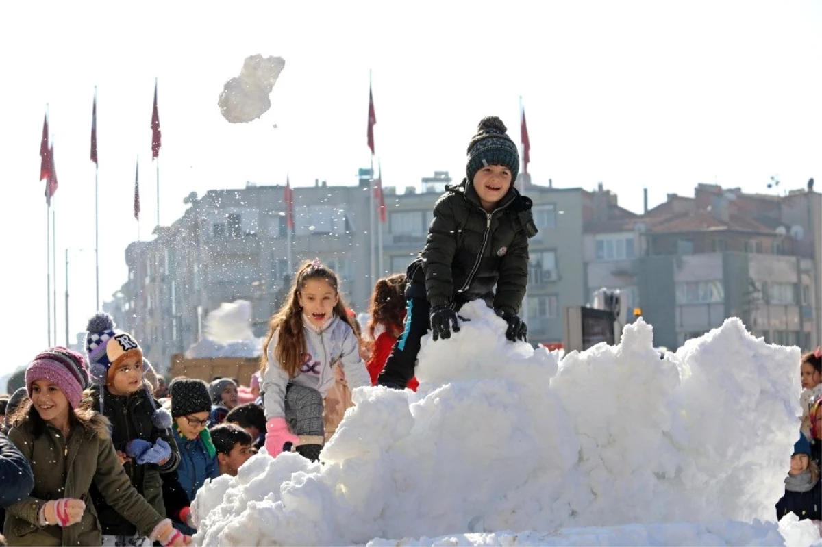 Akhisar Belediyesinden çocuklara kar sürprizi
