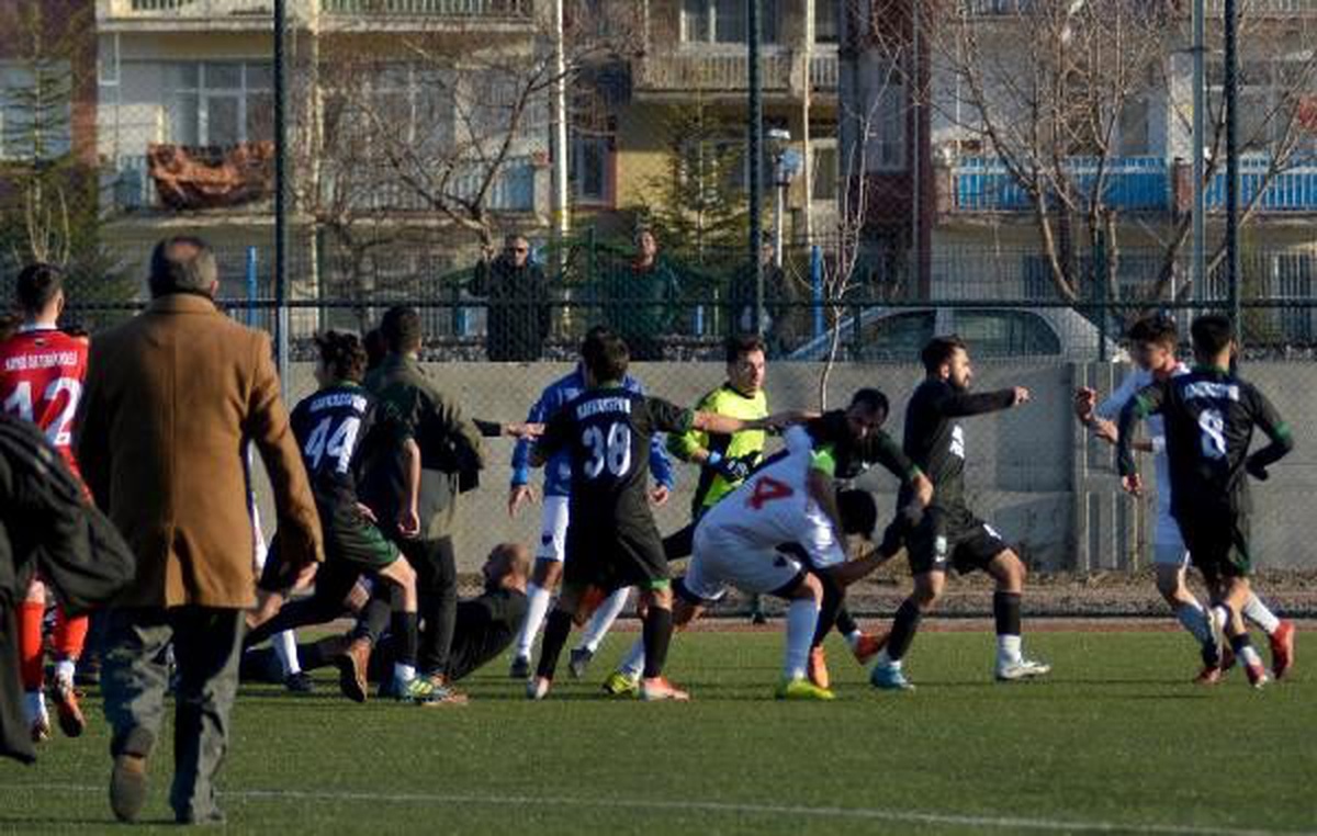 Amatör futbol maçından sonra kavga çıktı