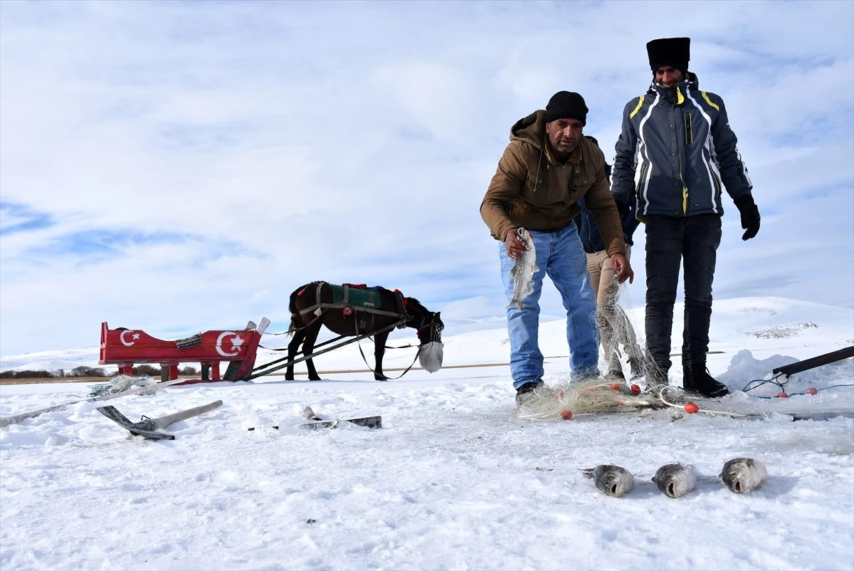 Atlı kızaklarla ulaştıkları gölde buzu kırıp balık avlıyorlar