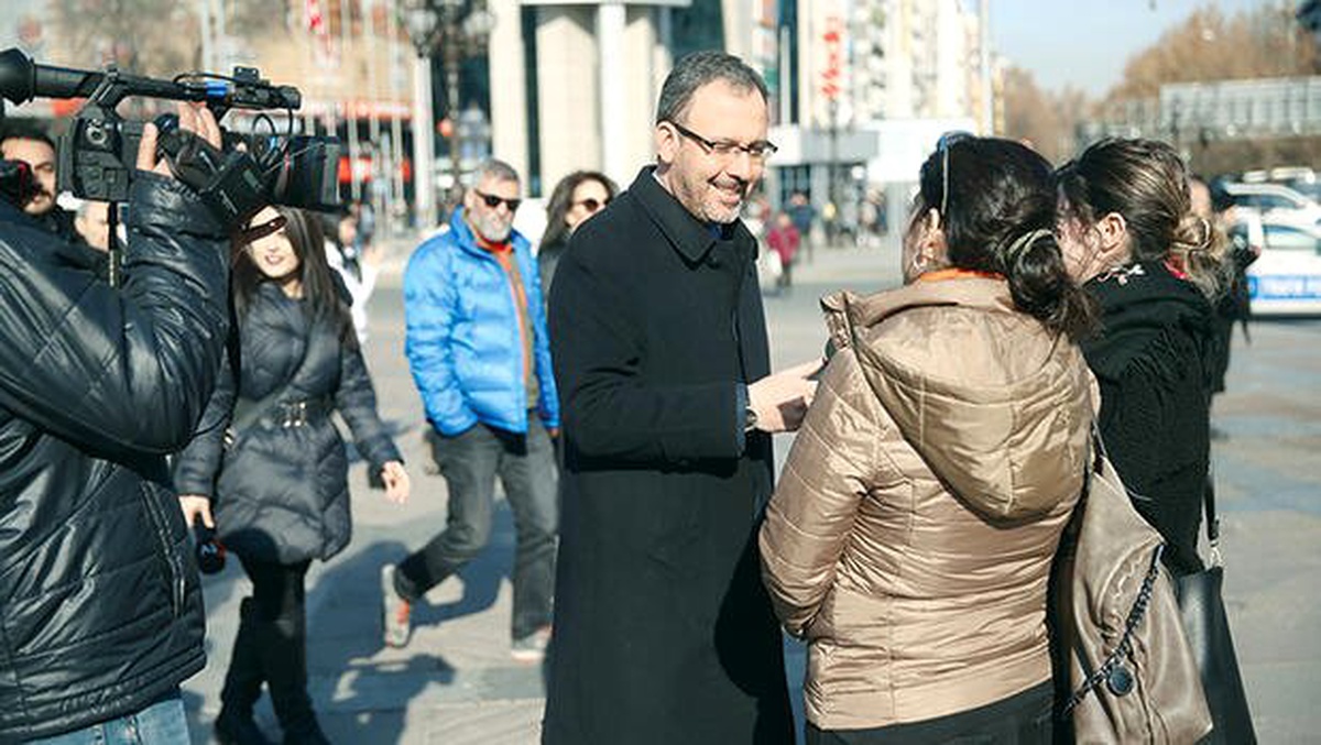 Bakan Kasapoğlu muhabir oldu, sokağa çıktı