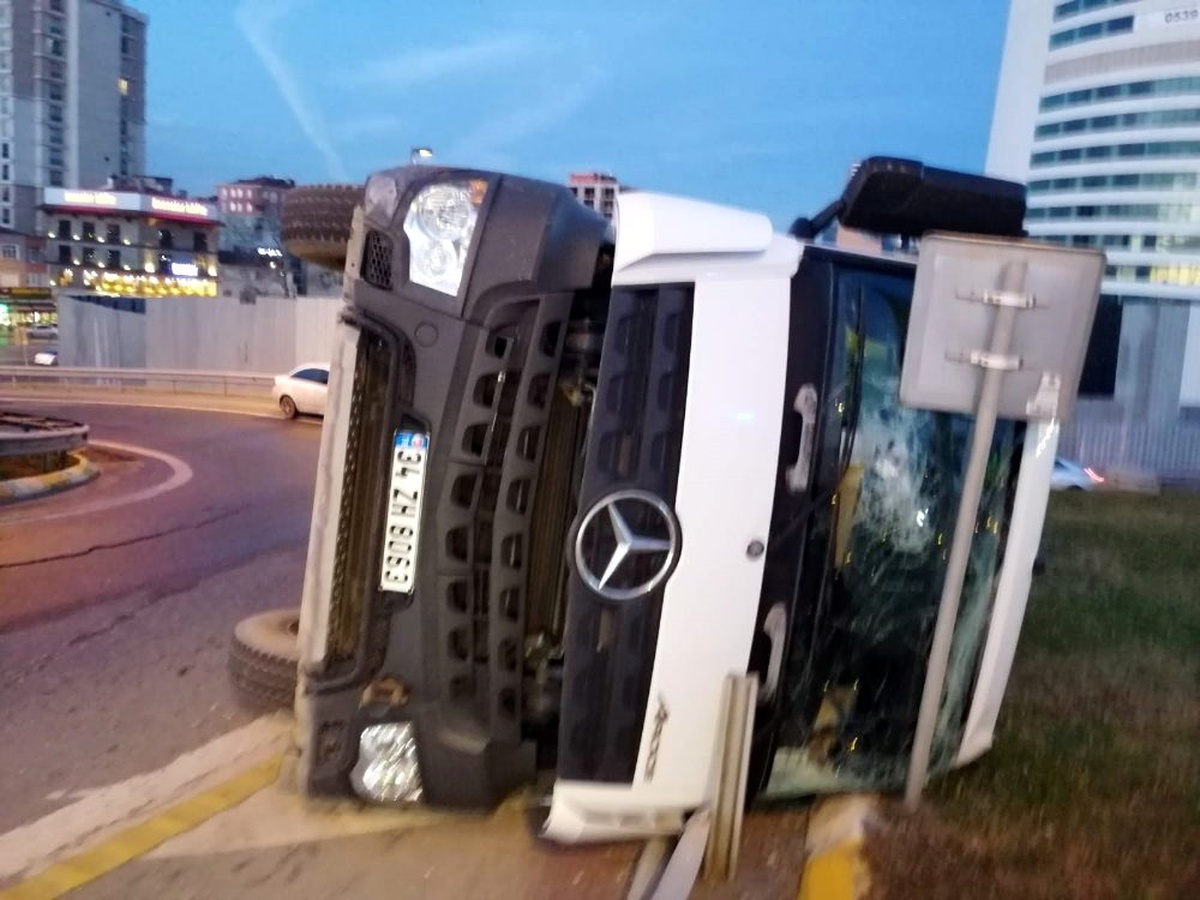 Beton mikseri yola devrildi: Faciadan dönüldü