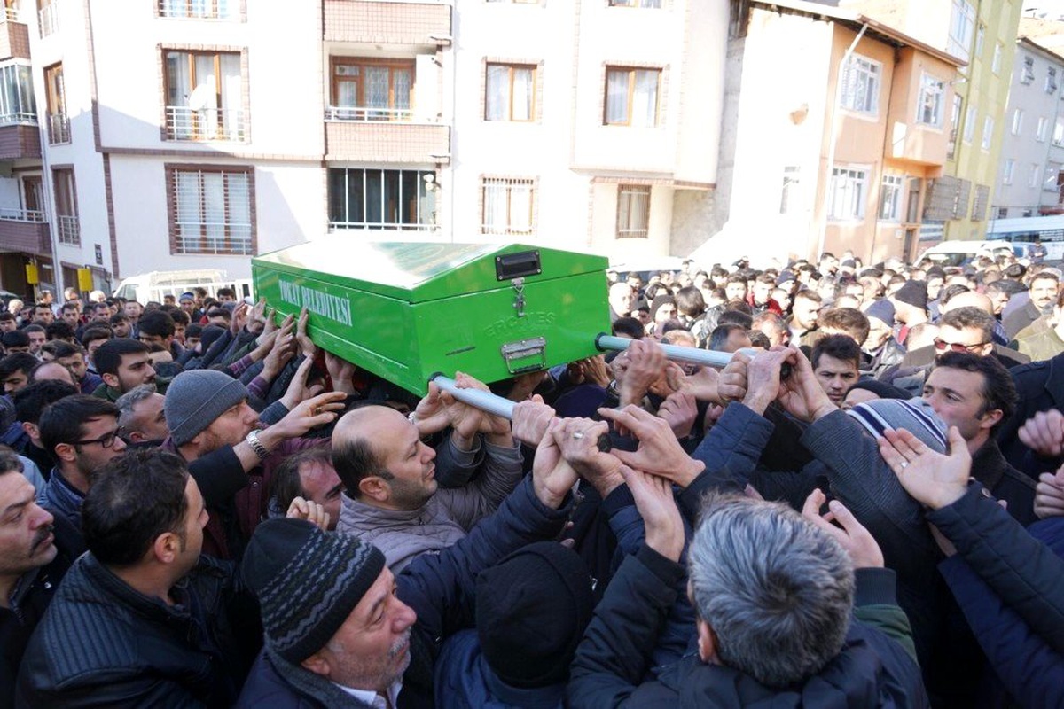 Bıçaklanarak hayatını kaybeden lise öğrencisi toprağa verildi