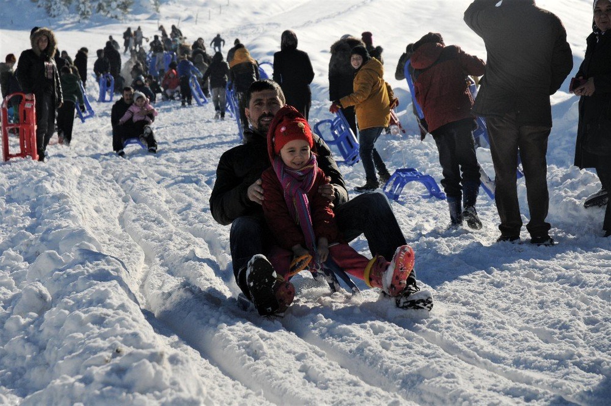 Bir metreyi aşan karda coşkulu festival