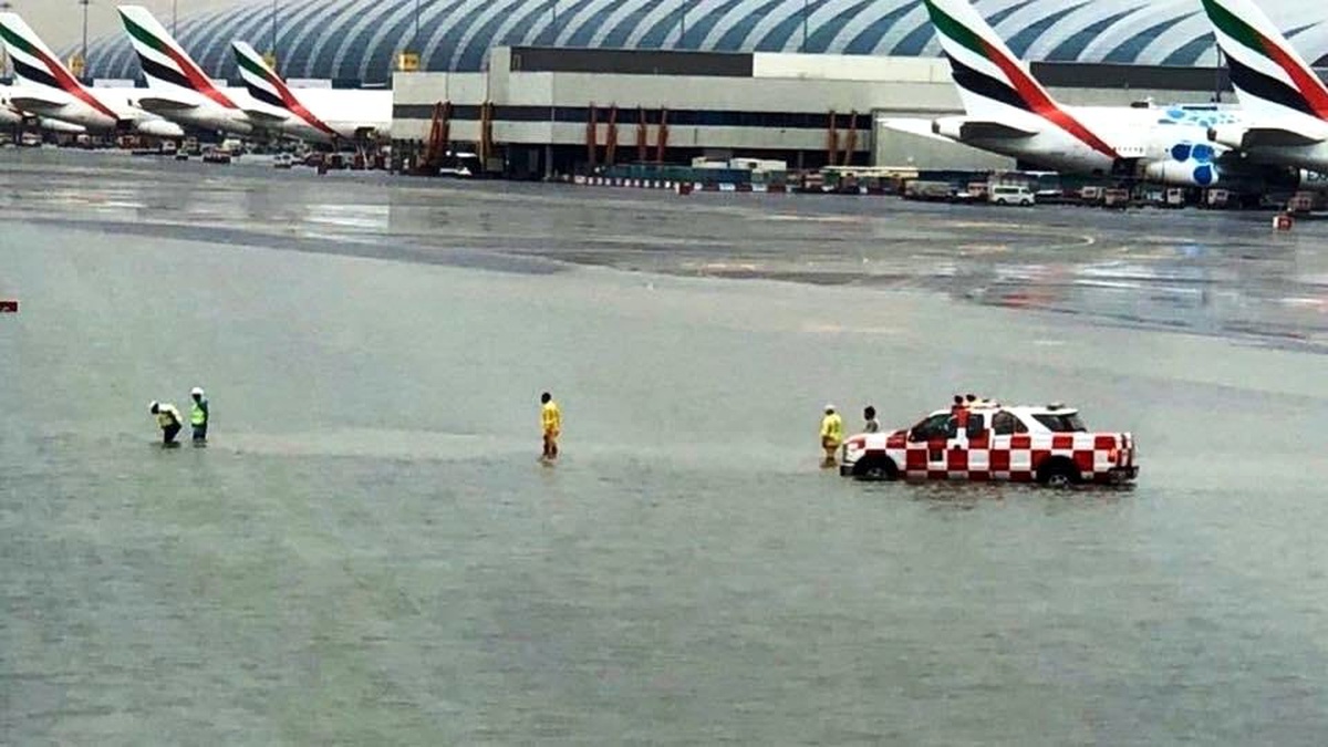 Birleşik Arap Emirlikleri\'nde sel hayatı felç etti