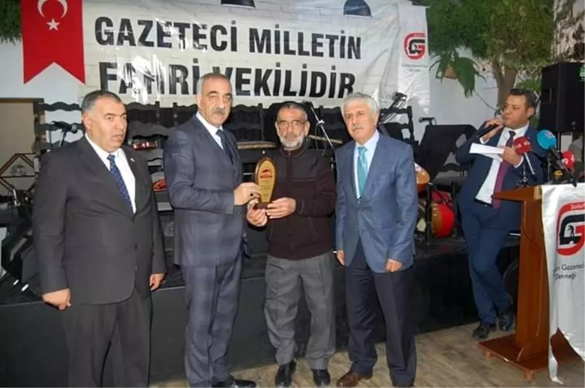 Çağlar\'a "Mesleğe Kattığı Değerden" dolayı ödül verildi