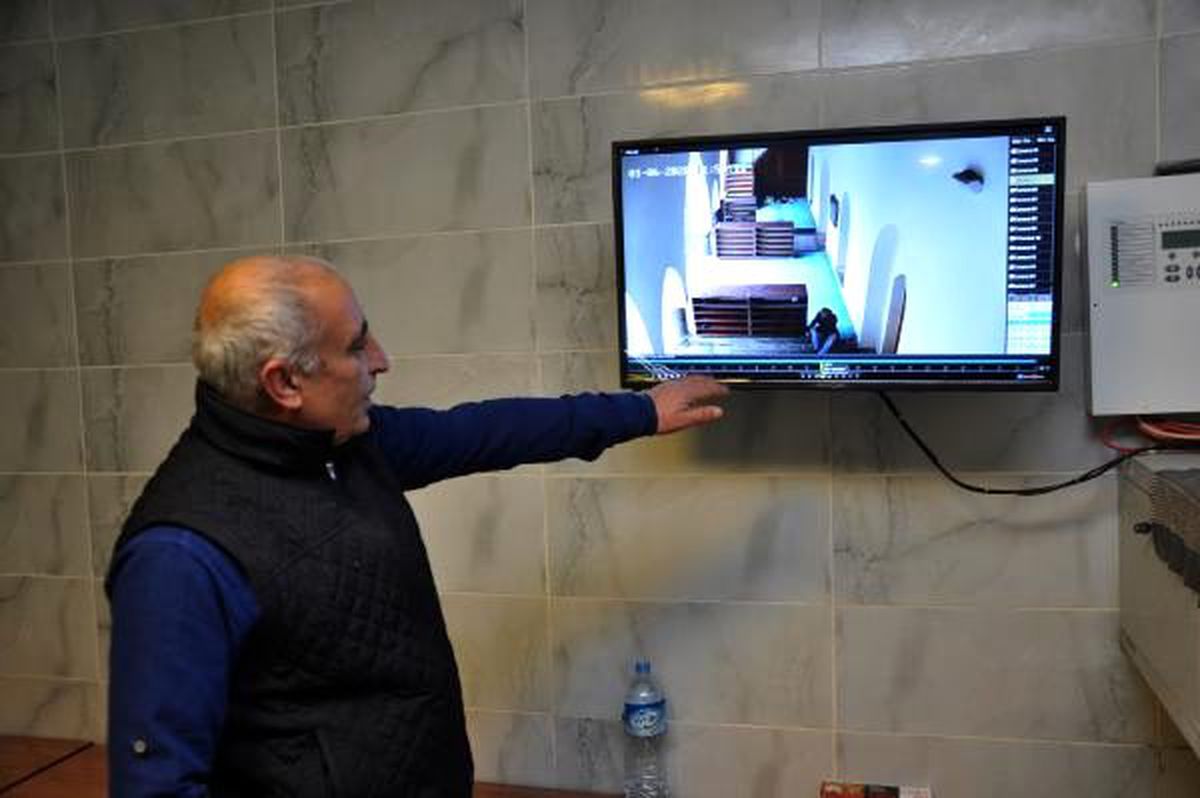 Camideki ayakkabıyı önce kokladı sonra çaldı