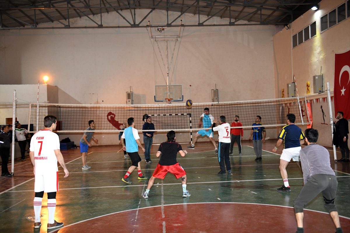 Çatak\'ta kurumlar arası voleybol turnuvası başladı