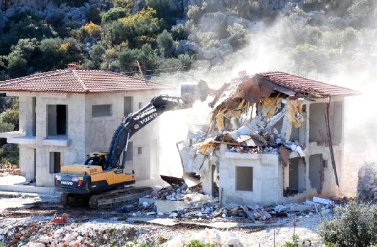 Demre\'de sit alanına yapılan 4 kaçak villa yıkıldı