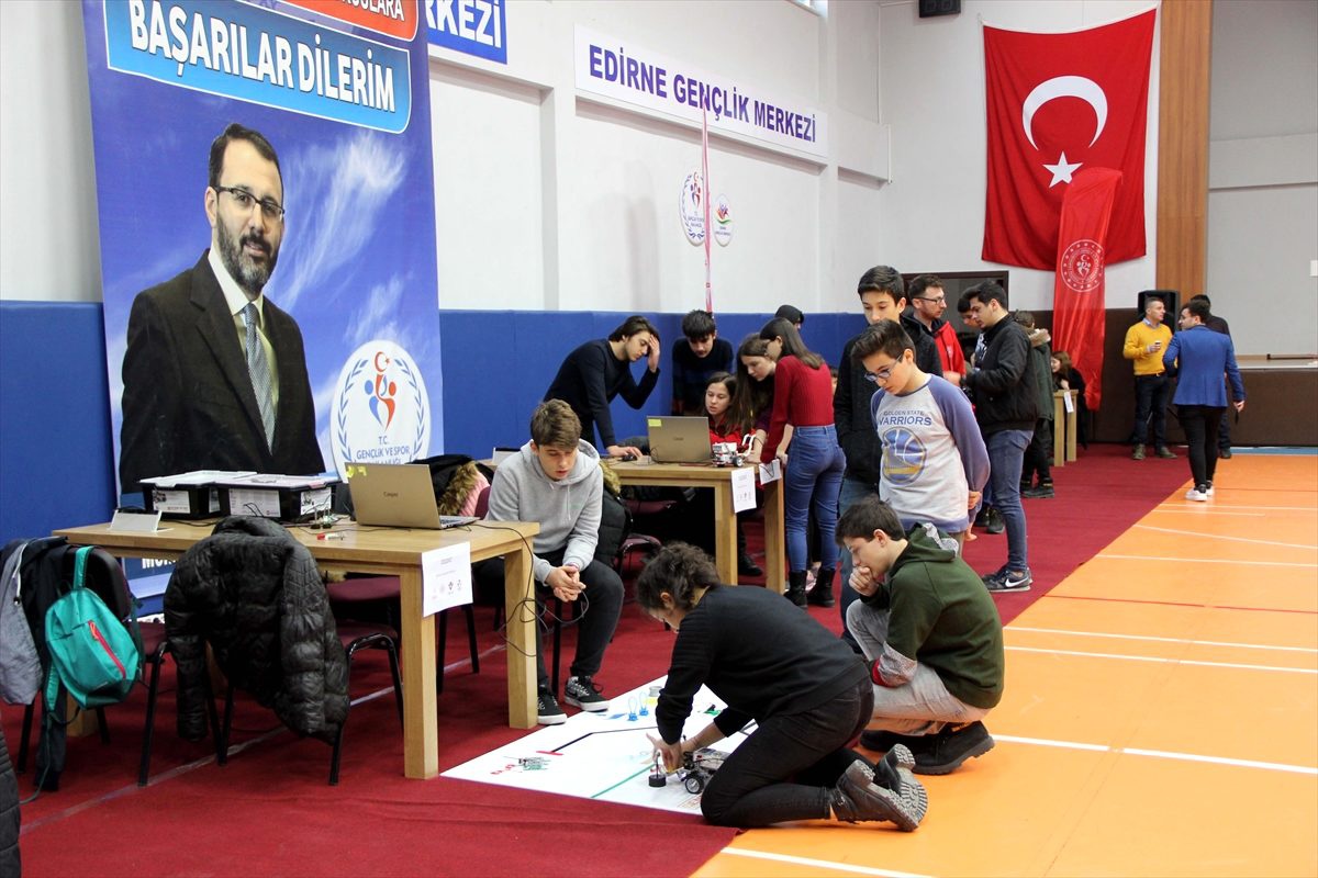 Deneyap öğrencileri tasarladıkları robotları sergiledi