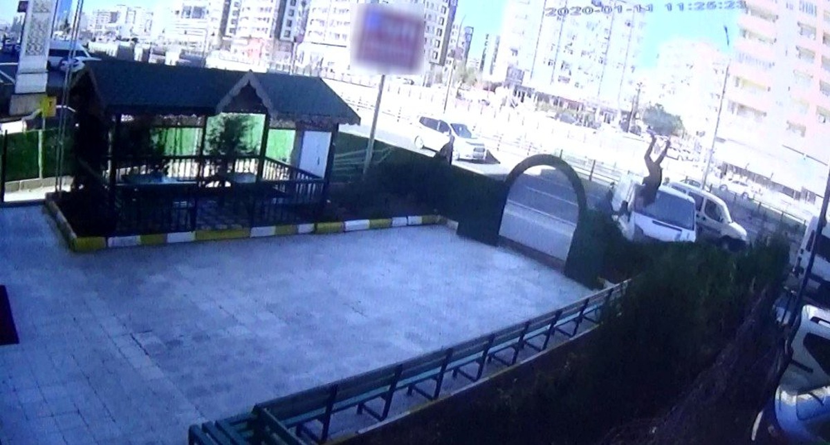 Diyarbakır\'da minibüs önce yayaya çarptı, ardından kursun bahçesine girdi