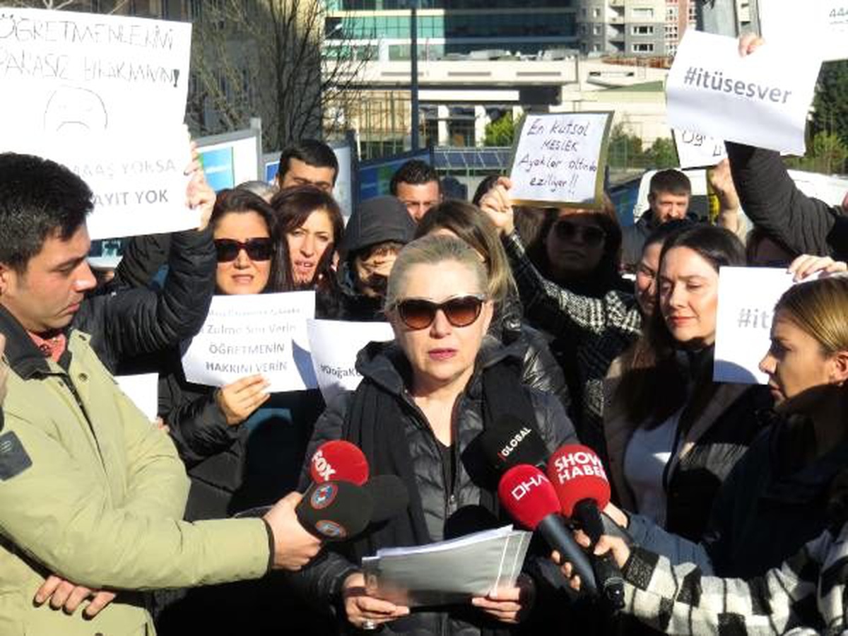 Doğa Koleji önünde velilerden öğretmenler için eylem