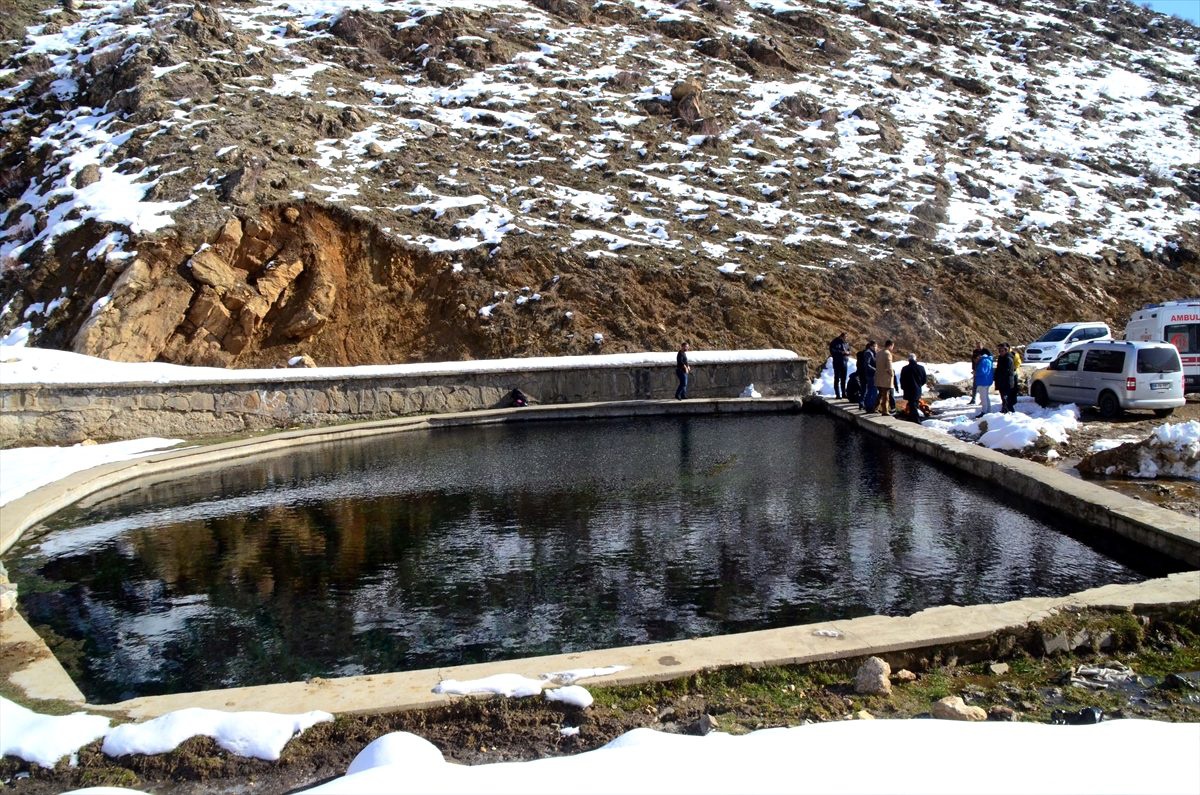 Dondurucu soğukta buz gibi havuza girip yüzdüler