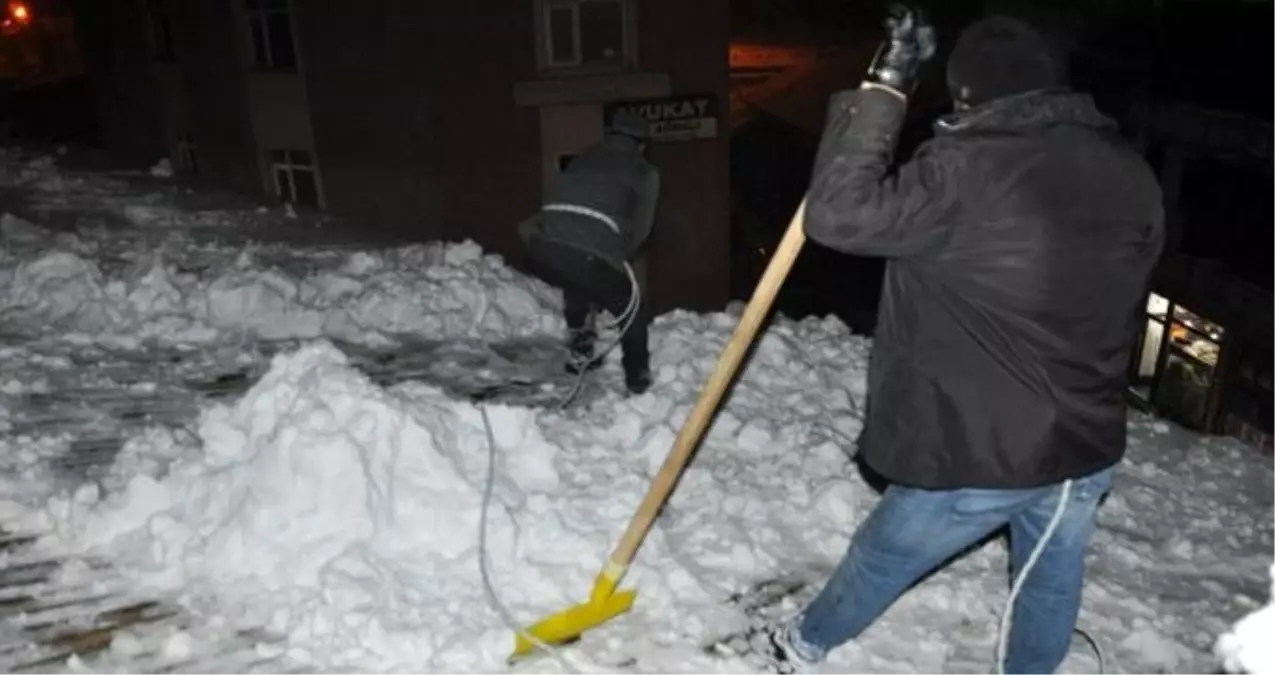 Eksi 20 derecede 50 TL için çatı temizliyorlar