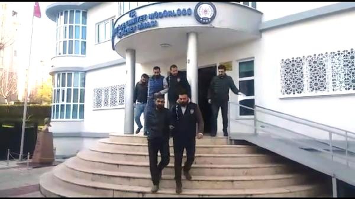 Esenyurt\'ta otomobildeki \'suç makinelerine\' gece yarısı operasyonu