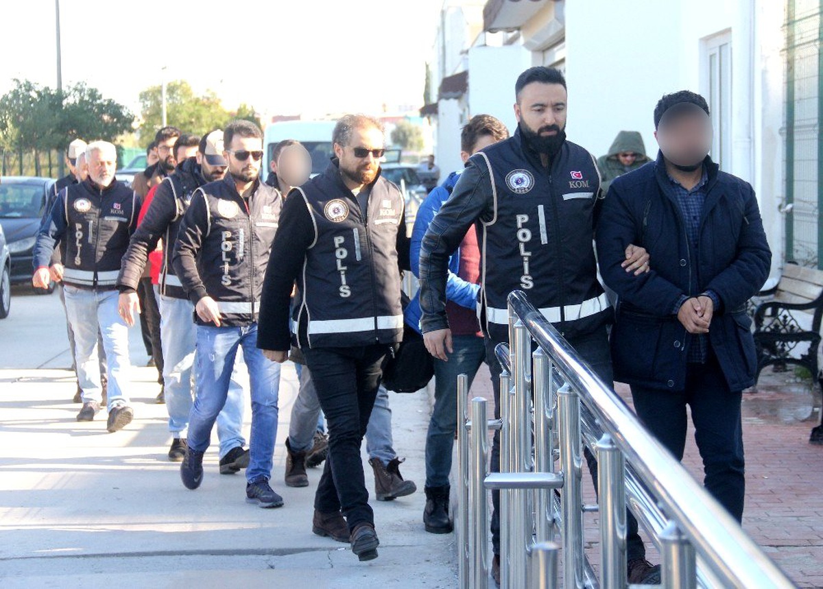 FETÖ operasyonunda gözaltına alınan 16 zanlı adliyeye sevk edildi