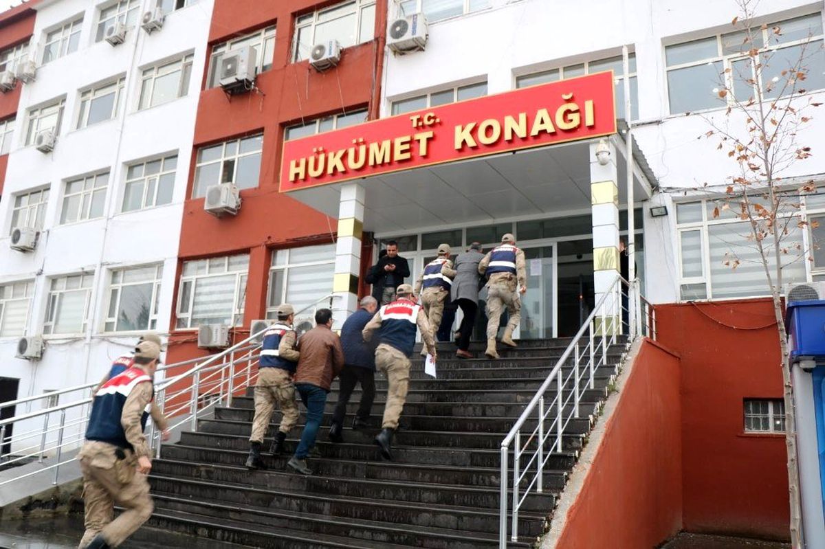 Hazine arazisini satan çete çökertildi