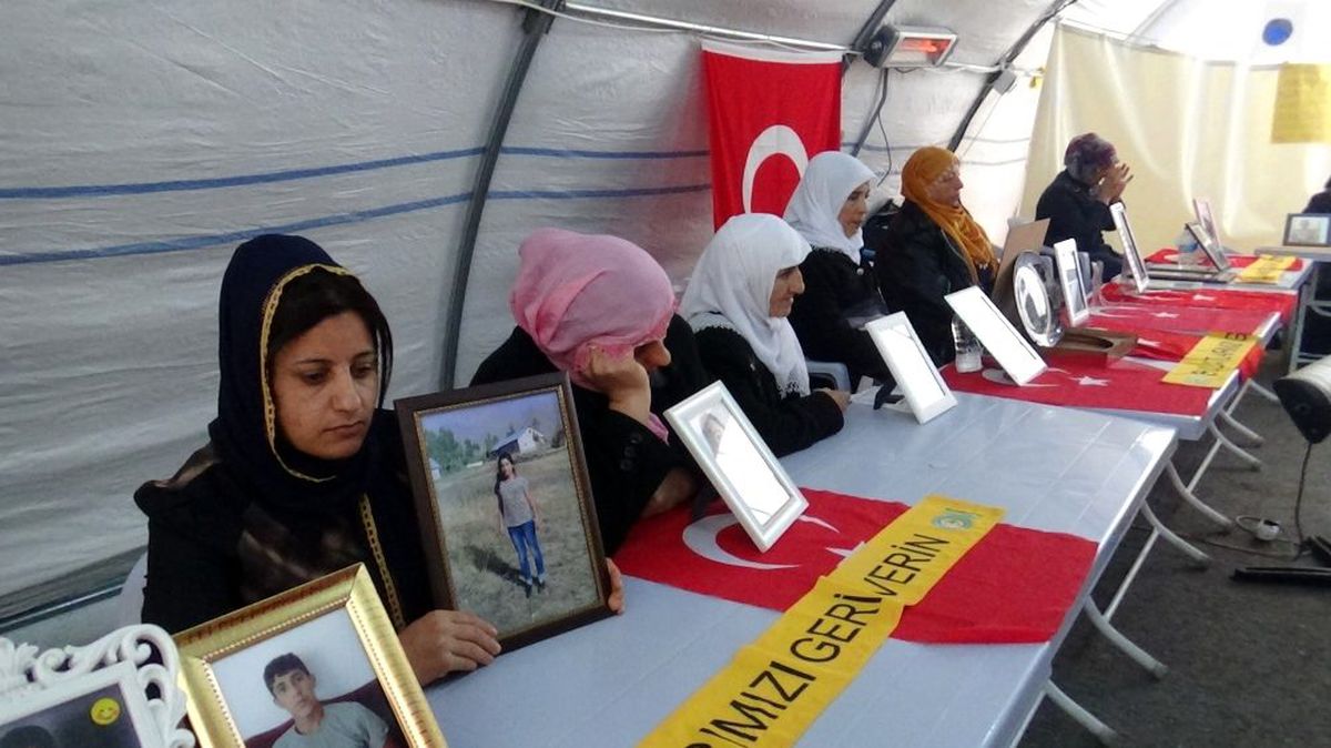 HDP önündeki ailelerin evlat nöbeti 131\'inci gününde