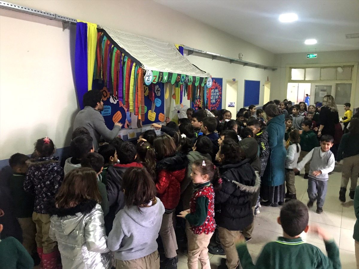Hendekli öğrenciler kasiyersiz manavdan alışveriş yapıyor