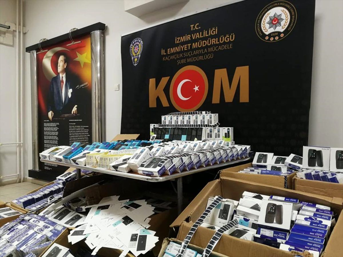 İzmir\'de 1771 gümrük kaçağı cep telefonu ele geçirildi