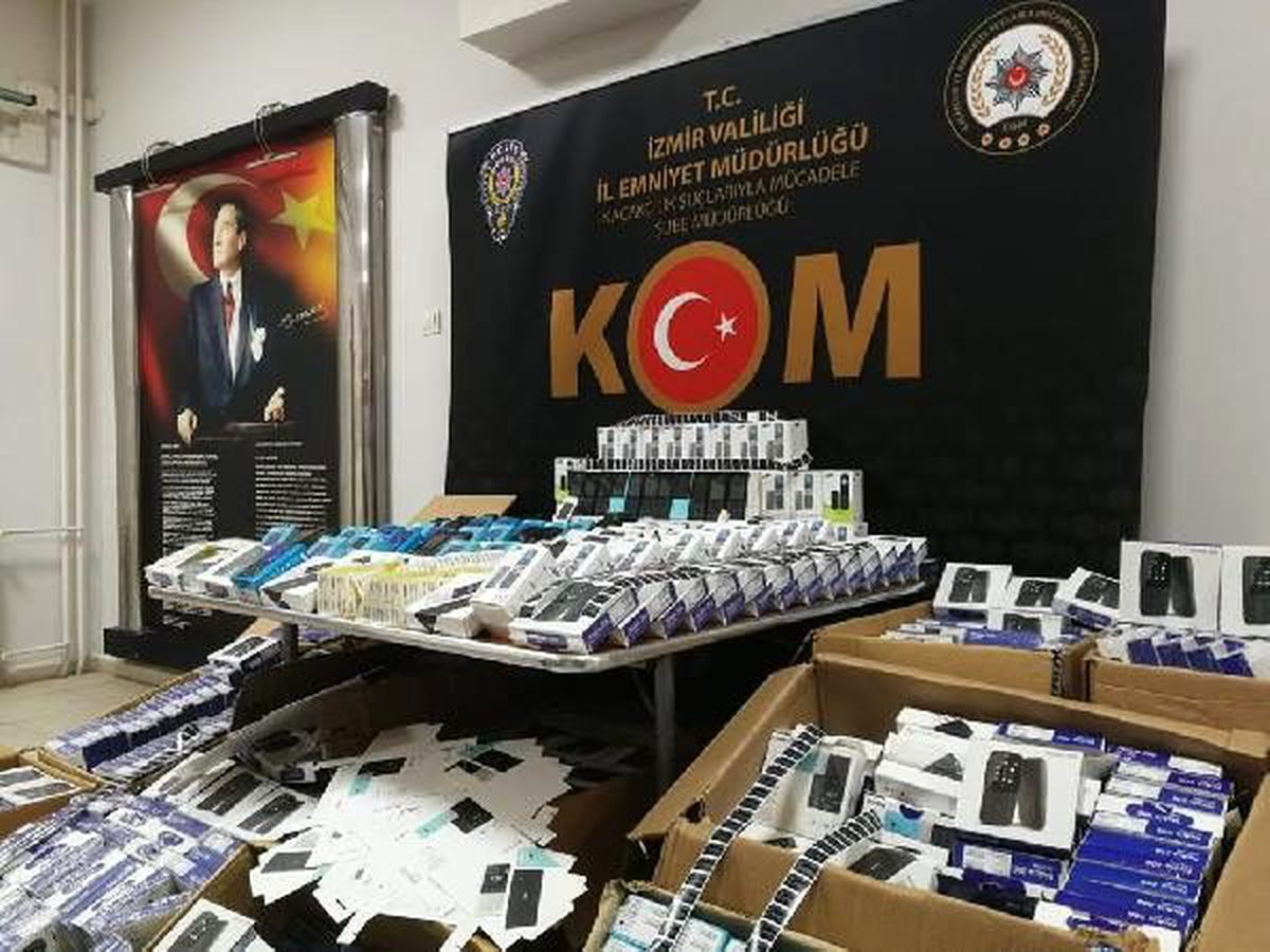 İzmir\'de 1771 kaçak cep telefonu ele geçirildi