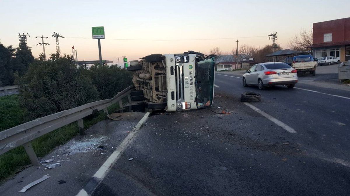 İzmir\'de belediyeye ait çöp kamyonu devrildi: 3 yaralı
