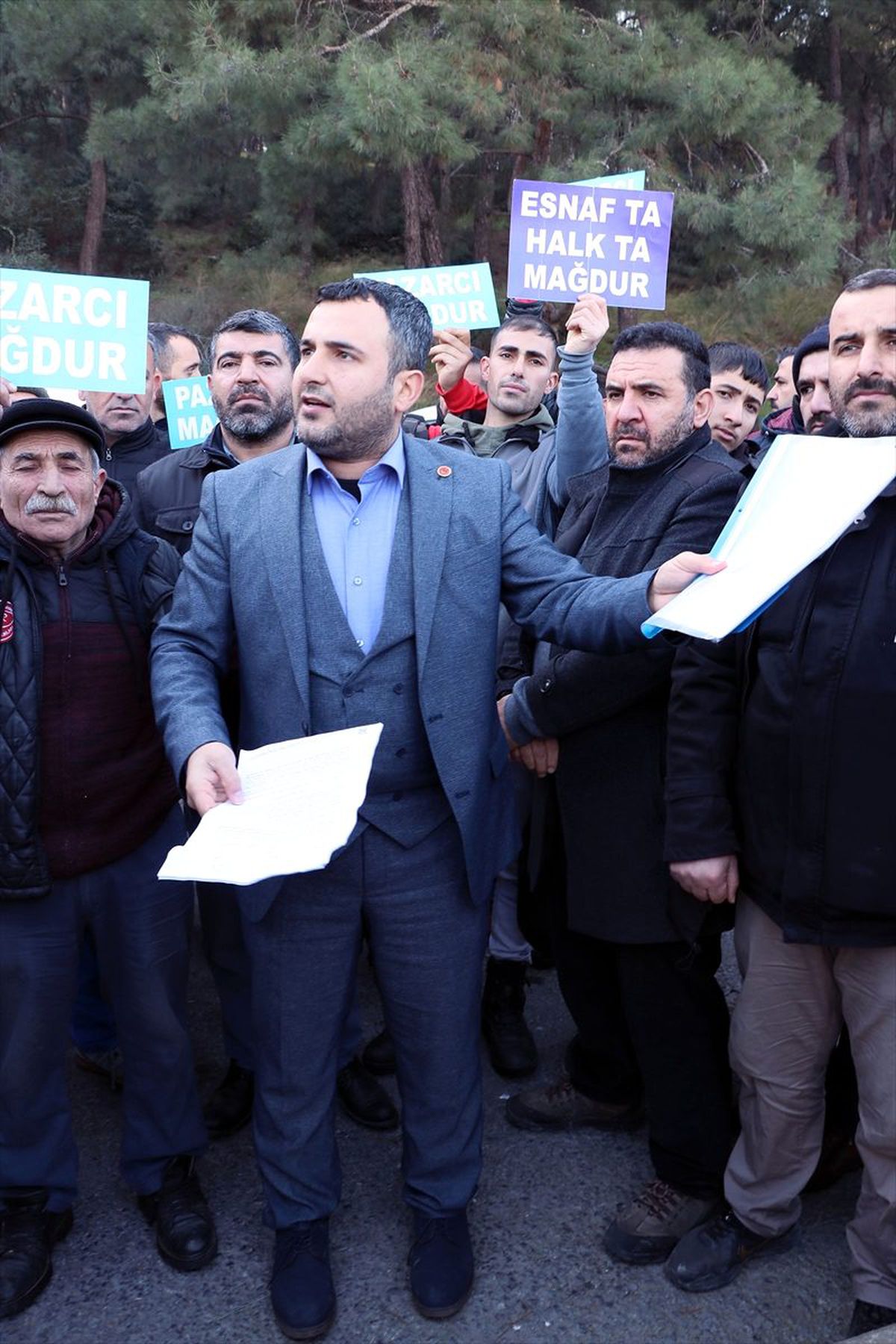 İzmir Pazarcılar Derneği, Konak\'ta kaldırılan mahalle pazarı için eylem düzenledi