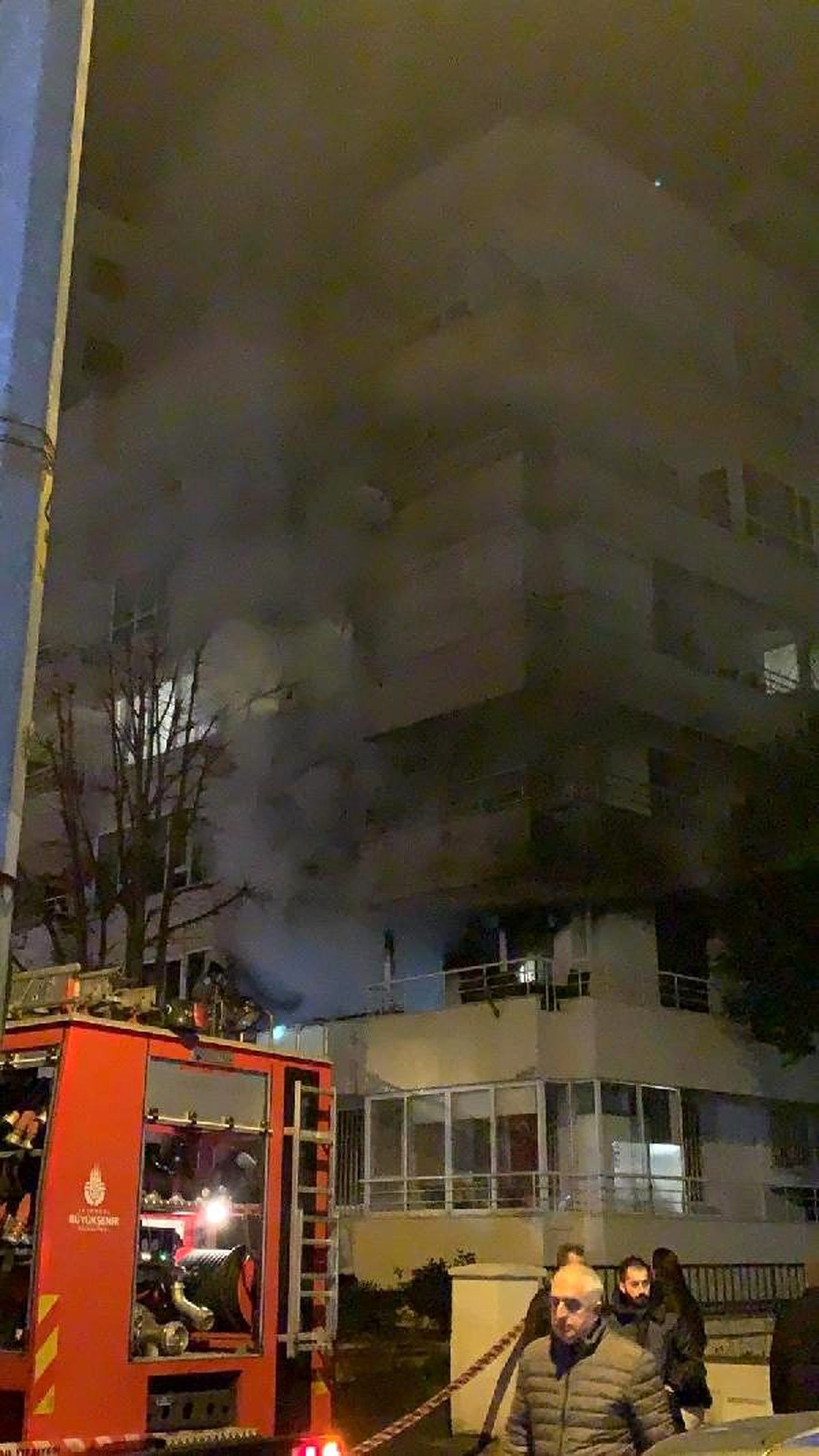 Kadıköy\'de 6 katlı binada gazlı şömineden yangın çıktı : 2 yaralı