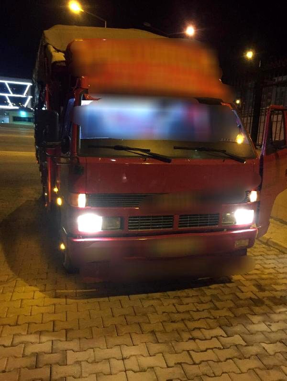 Kamyon kasasında 41 kaçak göçmen yakalandı