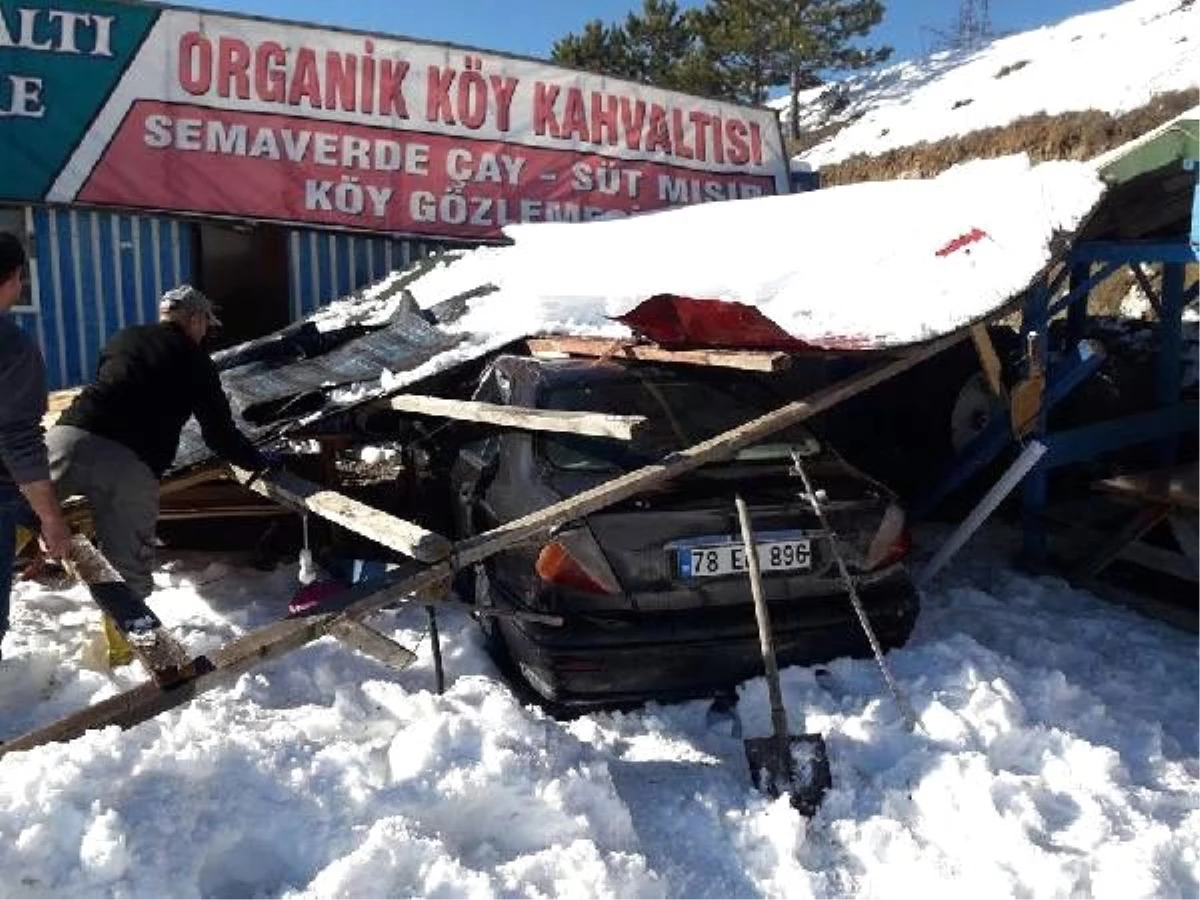 Kar nedeniyle çöken garajdaki otomobil hasar gördü