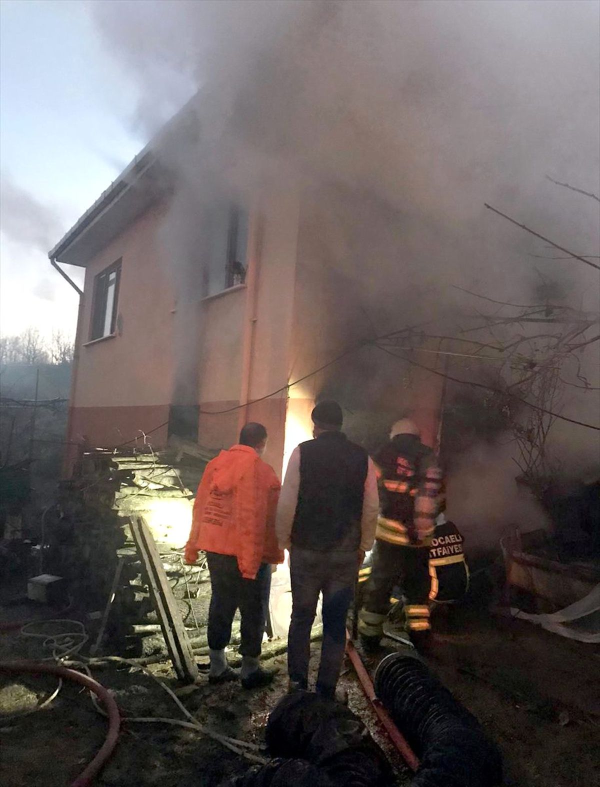 Karamürsel\'de odunluk yangını hasara yol açtı