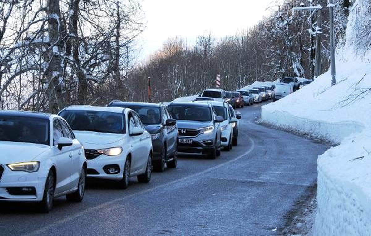 Kartepe yolunda tatilci yoğunluğu