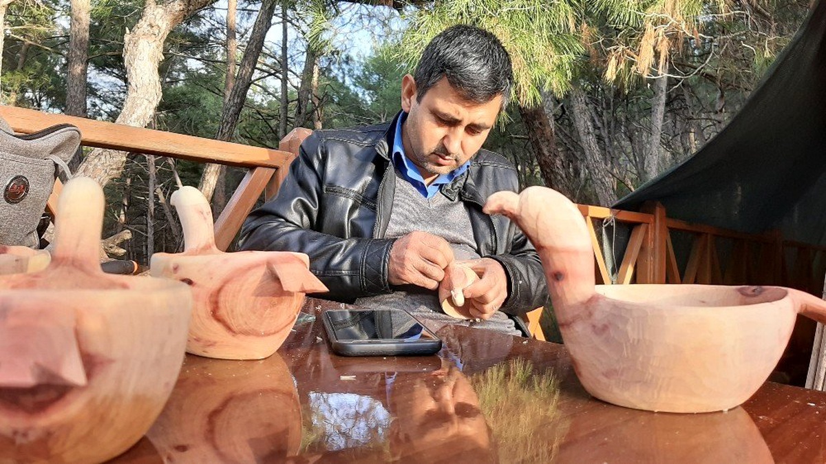 Kırık cam parçası ile ahşabı sanata dönüştürüyor