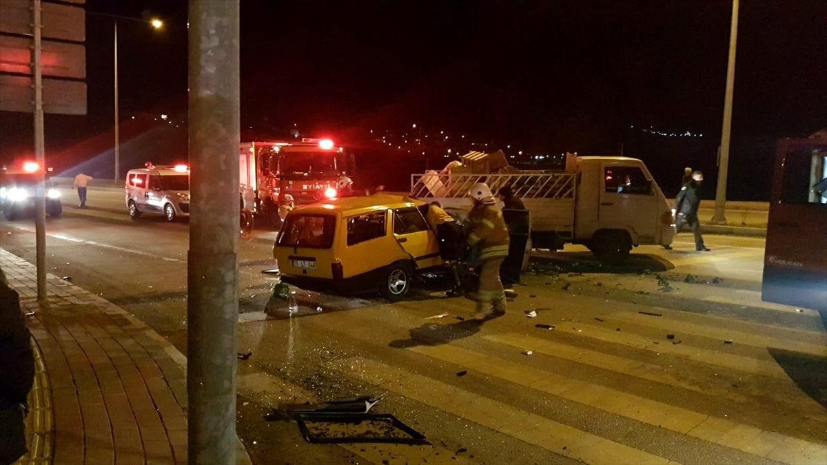 Kırmızı ışıkta bekleyen kamyonete otomobil çarptı: 2 yaralı